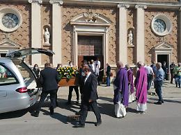 La comunità commossa per l'ultimo saluto all'ex sindaco Peccati