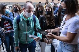Anno scolastico al via, i volti degli studenti tra sicurezza ed emozione
