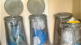 Rifiuti, nei condomini rimangono i cesti metallici