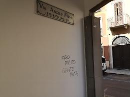 Via Monti, subito imbrattato il muro appena ripulito