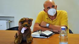 Crema, Beretta in Consiglio con un cane di peluche