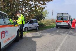 In auto contro un albero, 37enne trasportata in ospedale con l'elisoccorso
