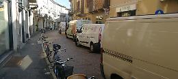 Centro città invaso dai furgoni: niente hub per lo scarico merci