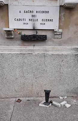 Monumento preso a martellate, oltraggio ai Caduti
