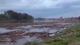 San Nazzaro: nel Po galleggia una valanga marrone