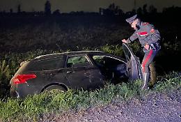 Non si fermano all'alt dei carabinieri, fuga e auto nel fosso