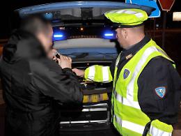 Trasporta Lambrusco e si scola almeno una bottiglia: beccato ubriaco al volante