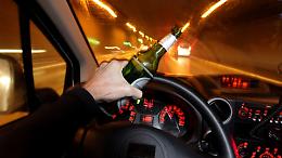 Esce di strada e l'auto prende fuoco, era ubriaco