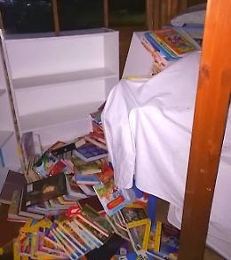 Volumi rovesciati e vetri rotti, vandalizzata la casetta dei libri