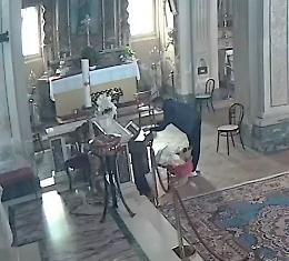 Ruba le elemosine nella chiesa di Cogozzo, ripreso dalle telecamere