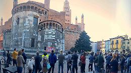 No pass in piazza: "Il virus esperimento pilotato da Cia e gang di Shangai"