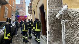Fa retromarcia e trancia il tubo del gas: paura in via Ceresole