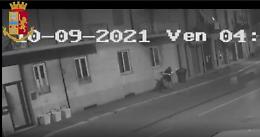 Pestato in casa di notte per i soldi, arrestati i due rapinatori