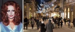 Natale nel segno di Mina: in centro le luminarie cantano le sue canzoni