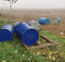 Recuperati fusti inquinanti abbandonati illecitamente in un campo