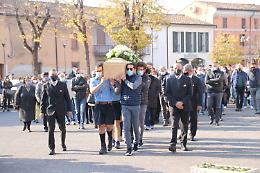 L'ultimo saluto ad Aronne Bettoni, due comunità in lutto