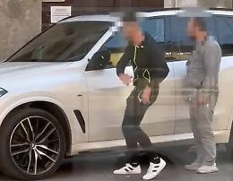 Lite per la sosta, scatta l'aggressione: «Ti taglio la gola»