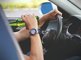 Ubriaco alla guida causa un incidente, denunciato e patente ritirata
