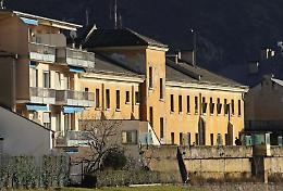 Sparito da vent'anni, torna per accoltellare il fratello
