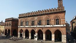 Cremona, l'amministrazione premia 61 ex dipendenti comunali