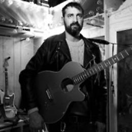 Bandit Il cantautore porta le sue canzoni questa sera al Chocolat Cafè