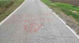 Scritta No Vax sulla via Gerre Borghi