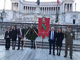 Una delegazione di amministratori e autorità all'altare della Patria