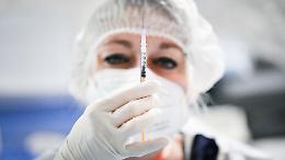 Terza dose, via alle prenotazioni per gli over 40