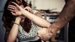 Ingiuriata e picchiata per anni, donna coraggiosa denuncia il marito