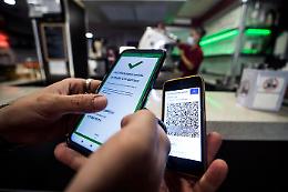 Green pass, verso l'obbligo di vaccino per insegnanti e forze dell'ordine dal 15 dicembre