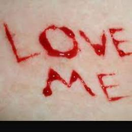 Frasi d'amore scritte col proprio sangue, denunciato stalker 35enne