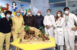 Un presepe in dono per il reparto. In pediatria è arrivato il Natale