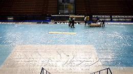 Vanoli, il timelapse del riposizionamento del parquet all'interno del PalaRadi