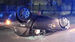 Centra un'auto in sosta e si ribalta