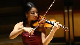 Il violino di Lena Yokoyama per l'omaggio ai volontari dell'hub