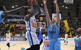 Vanoli, il cuore non basta. A Napoli ko al fotofinish (88-91)