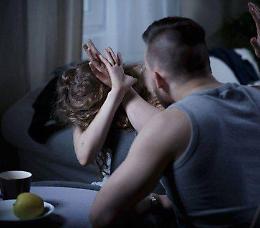 «Mi ha messo le mani al collo per 10 minuti», l'ex a processo per maltrattamenti