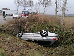 Perde il controllo della Jaguar e si ribalta nel fosso, ricoverato 41enne