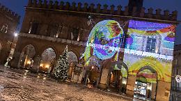 I volti dei cremonesi proiettati sulla facciata del palazzo comunale