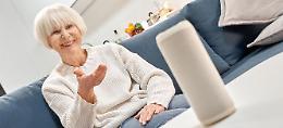 Alexa: anziani e assistenti vocali, chi li usa si sente meno solo