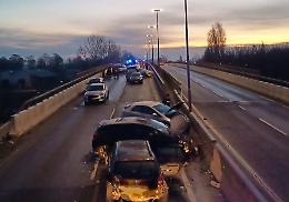 Strada ghiacciata, maxi tamponamento in tangenziale: 10 feriti