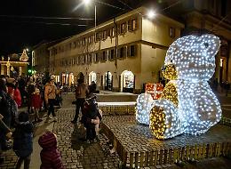Al peggio non c'è mai limite, dopo l’albero di Natale vandalizzato l’orso gigante