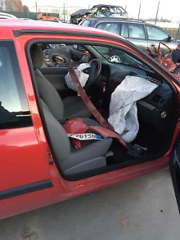 Impatto auto-cinghiali, medico salvato dalla bassa velocità e dall’air bag