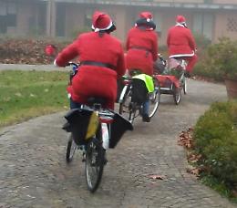 Cremona, Babbo Natale arriva in bicicletta per fare gli auguri ai bambini