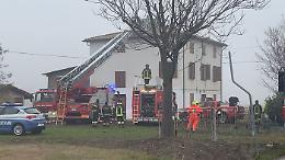 Modena, ultraleggero si schianta contro tetto di una casa. Morto il pilota