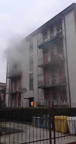 Appartamento di via Mirandola in fiamme il giorno di Natale