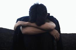 «Voglio farla finita», ma i Cc lo salvano in extremis