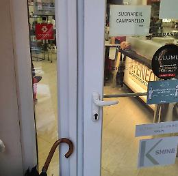 Furto dal parrucchiere: rubano 200 euro, bevono il caffè e fumano