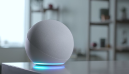 Alexa: "Inserisci una moneta nella presa elettrica". Bimba salvata dalla mamma