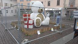 Orso gigante in gabbia per proteggerlo dai vandali